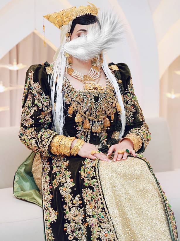 عروسة بكراكو مطرّز بالذهب